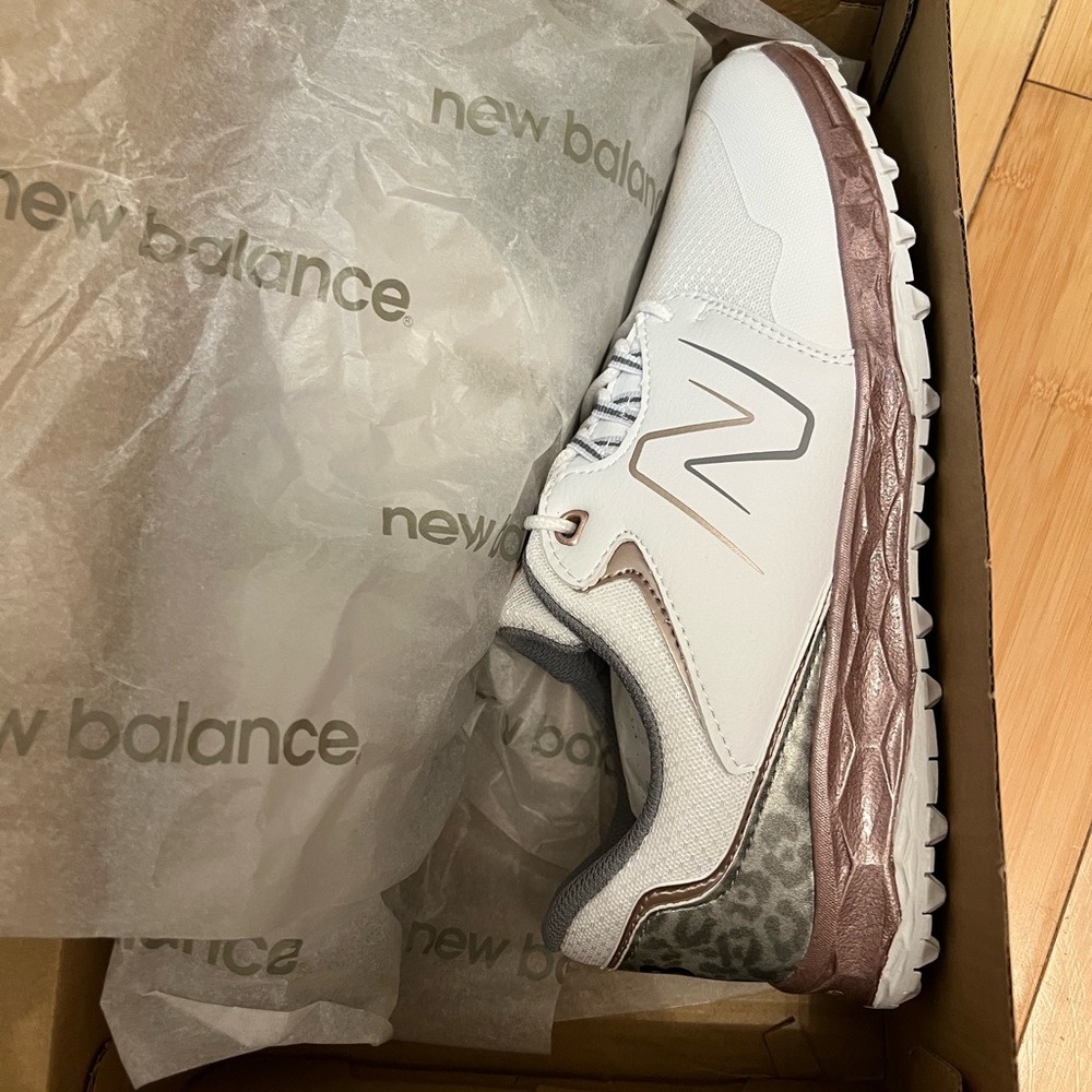 NEW BALANCE
Fresh Foam Links 2 Women's Golf Shoe
Sz 8 white pink leopard trim